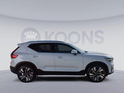 2025 Volvo XC40 B5 Ultra Bright Theme