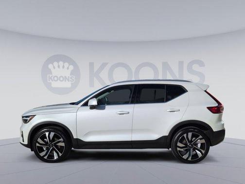 2025 Volvo XC40 B5 Ultra Bright Theme