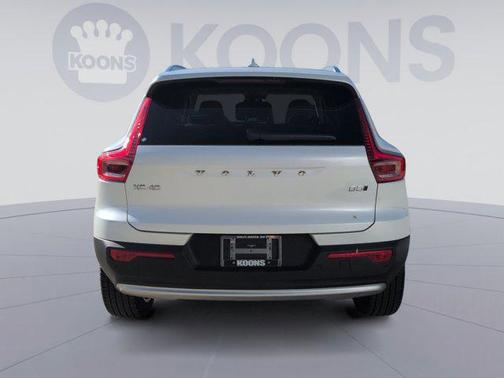 2025 Volvo XC40 B5 Ultra Bright Theme