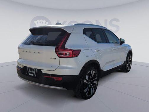 2025 Volvo XC40 B5 Ultra Bright Theme