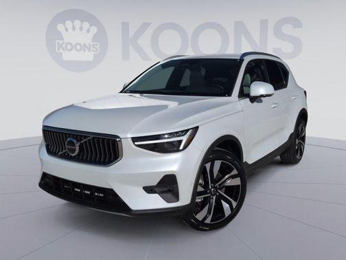 2025 Volvo XC40 B5 Ultra Bright Theme