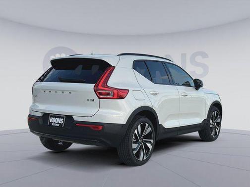 2026 Volvo XC40 Ultra, B5 AWD Gas (mild hybrid), Dark