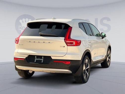2024 Volvo XC40 B5 Plus Bright Theme