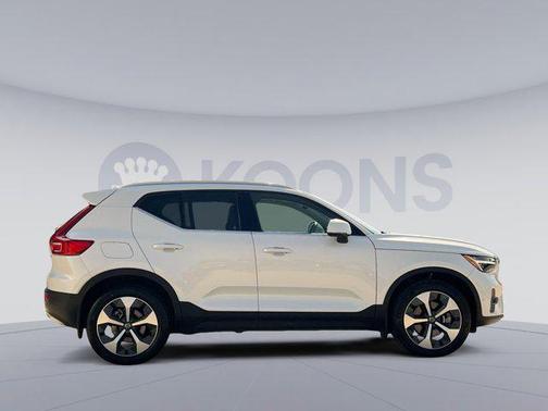 2024 Volvo XC40 B5 Plus Bright Theme