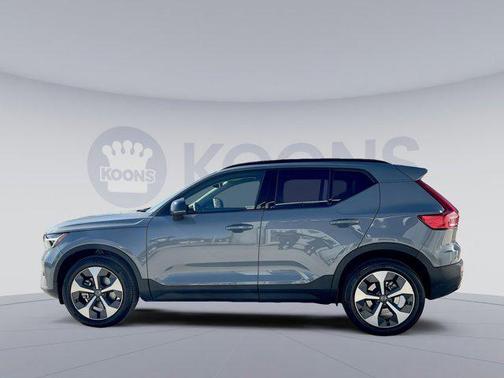 2023 Volvo XC40 B5 Plus Dark Theme