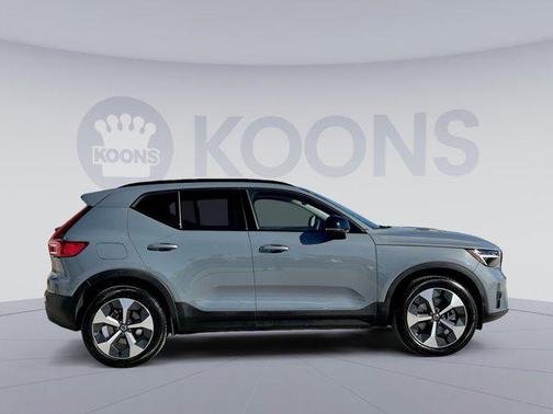 2023 Volvo XC40 B5 Plus Dark Theme