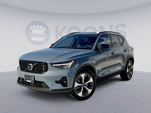 2023 Volvo XC40 B5 Plus Dark Theme