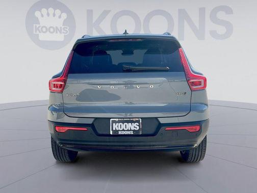 2023 Volvo XC40 B5 Plus Dark Theme