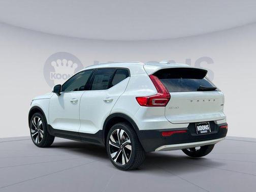 2025 Volvo XC40 B5 Ultra Bright Theme