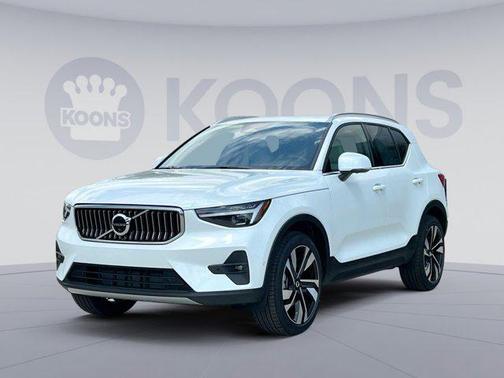2025 Volvo XC40 B5 Ultra Bright Theme