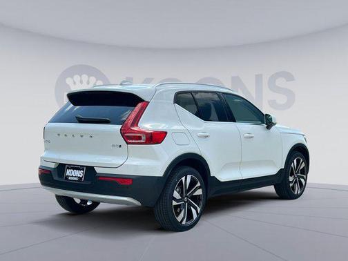 2025 Volvo XC40 B5 Ultra Bright Theme
