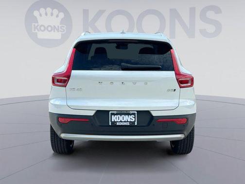 2025 Volvo XC40 B5 Ultra Bright Theme