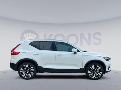 2025 Volvo XC40 B5 Ultra Bright Theme
