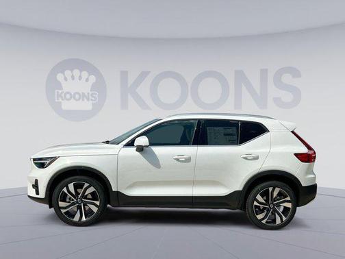 2025 Volvo XC40 B5 Ultra Bright Theme