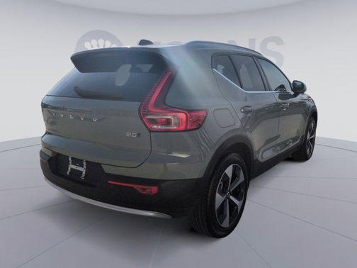 2025 Volvo XC40 B5 Plus Bright Theme
