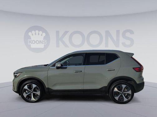 2025 Volvo XC40 B5 Plus Bright Theme