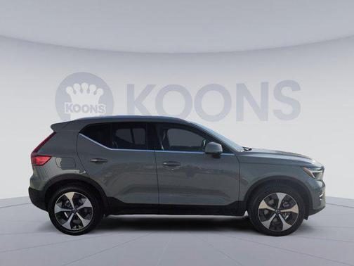 2025 Volvo XC40 B5 Plus Bright Theme