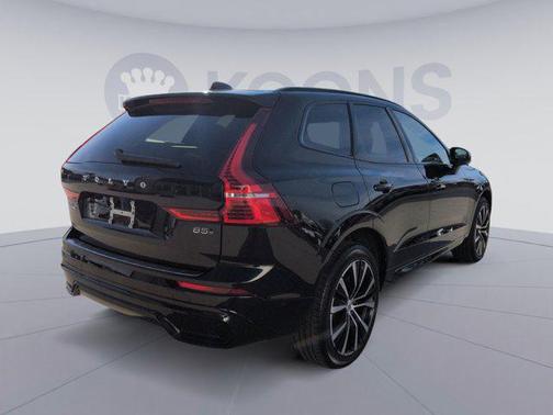 2023 Volvo XC60 Plus Dark Theme