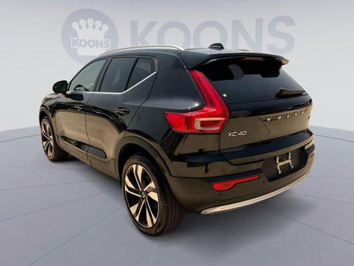 2023 Volvo XC40 B5 Plus Bright Theme