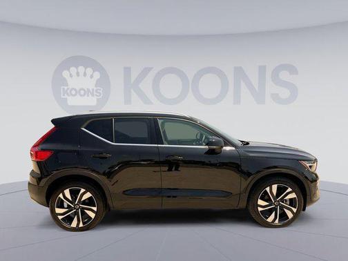 2023 Volvo XC40 B5 Plus Bright Theme