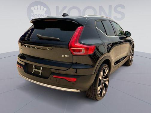 2023 Volvo XC40 B5 Plus Bright Theme