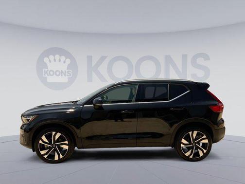 2023 Volvo XC40 B5 Plus Bright Theme