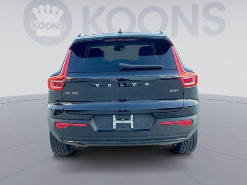 2023 Volvo XC40 B5 Plus Dark Theme