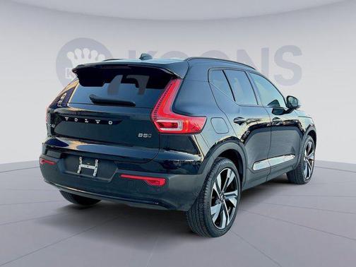 2023 Volvo XC40 B5 Plus Dark Theme