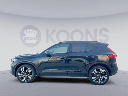 2023 Volvo XC40 B5 Plus Dark Theme