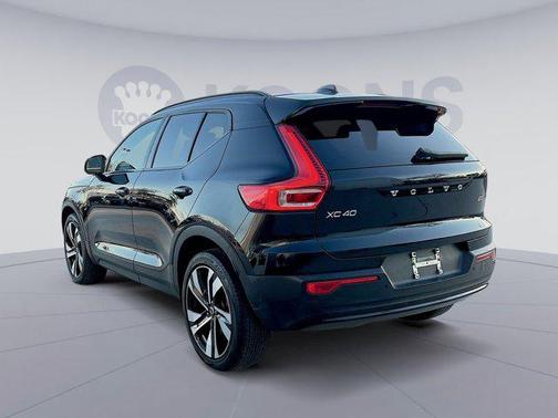2023 Volvo XC40 B5 Plus Dark Theme