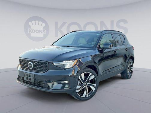 2023 Volvo XC40 B5 Plus Dark Theme