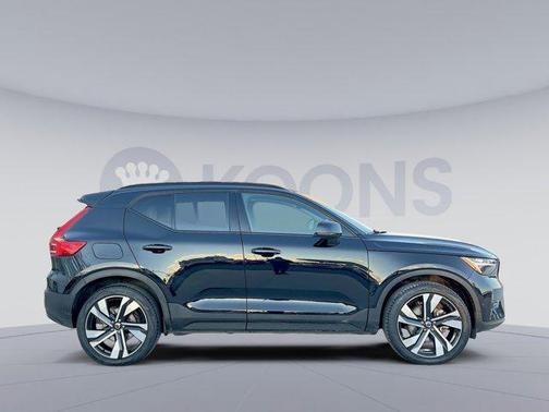 2023 Volvo XC40 B5 Plus Dark Theme