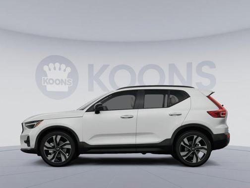 2025 Volvo XC40 B5 Plus Dark Theme