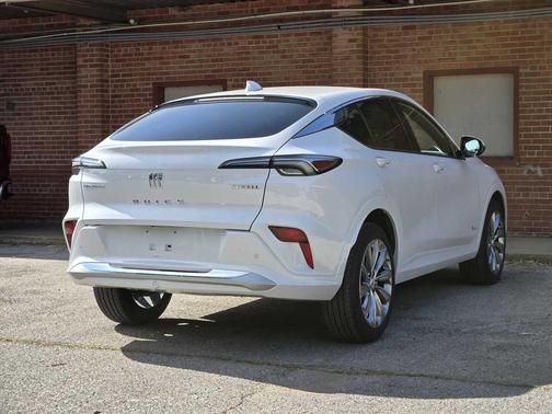 White Frost Tricoat 2026 Buick Envista Avenir FWD