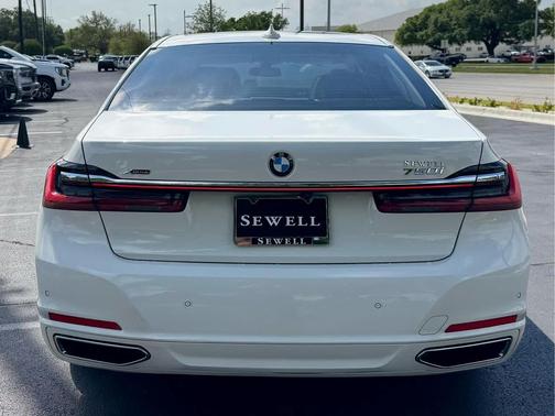 Alpine White 2022 BMW 750 i xDrive