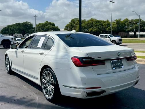Alpine White 2022 BMW 750 i xDrive