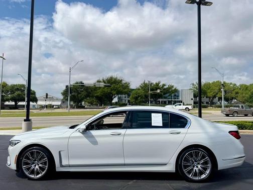 Alpine White 2022 BMW 750 i xDrive