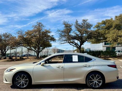 2023 Lexus ES 300h Base