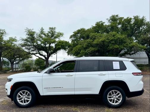 Bright White Clearcoat 2022 Jeep Grand Cherokee L Laredo