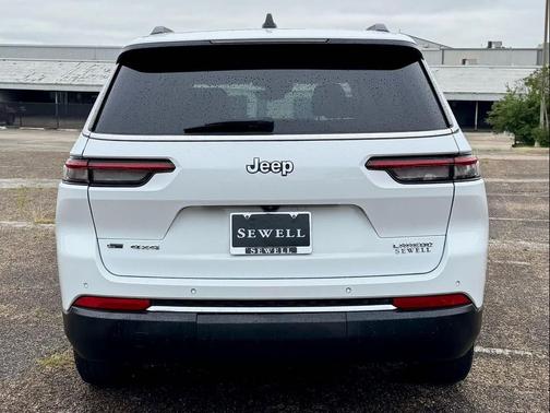 Bright White Clearcoat 2022 Jeep Grand Cherokee L Laredo