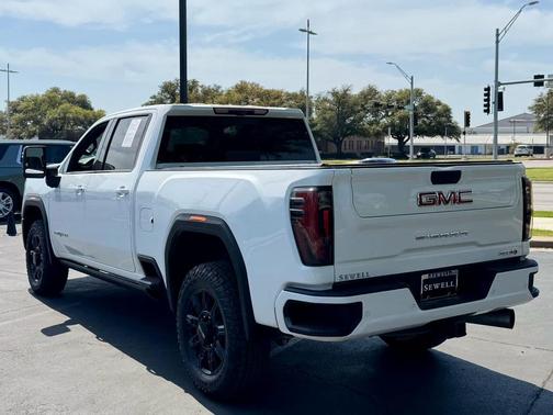 Summit White 2024 GMC Sierra 2500 AT4