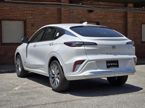 White Frost Tricoat 2026 Buick Envista Avenir FWD