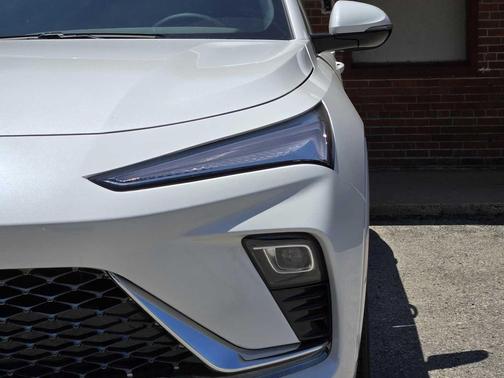 White Frost Tricoat 2026 Buick Envista Avenir FWD
