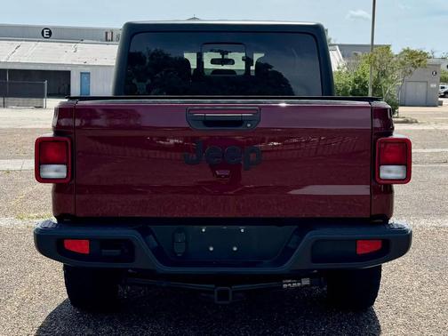 Snazzberry Pearlcoat 2022 Jeep Gladiator Willys 4x4