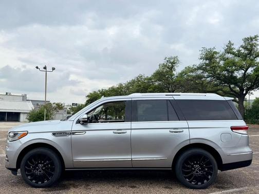 Silver Radiance Metallic Clearcoat 2022 Lincoln Navigator Black Label