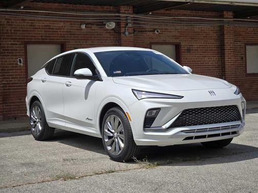 White Frost Tricoat 2026 Buick Envista Avenir FWD