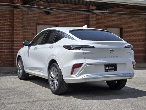 White Frost Tricoat 2026 Buick Envista Avenir FWD