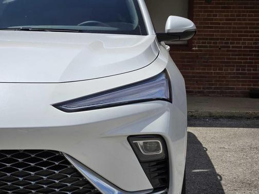 White Frost Tricoat 2026 Buick Envista Avenir FWD