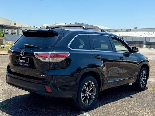 Midnight Black Metallic 2016 Toyota Highlander XLE