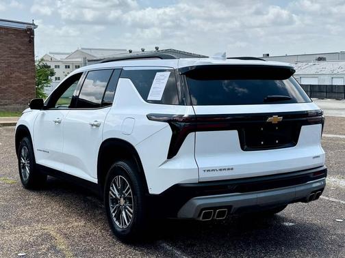 Summit White 2025 Chevrolet Traverse LT